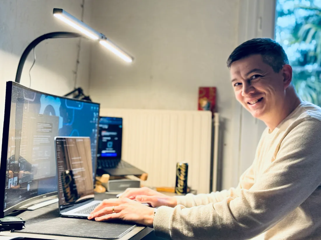 Olivier Berthe, consultant SEO PME, à son bureau dans l'Oise